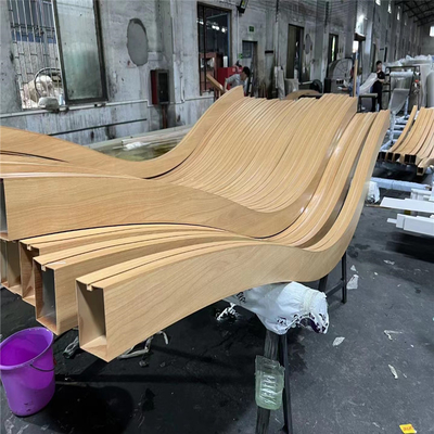Aluminiowa przegroda falista w kolorze drewna słojowego 3 mm do ścian i sufitów