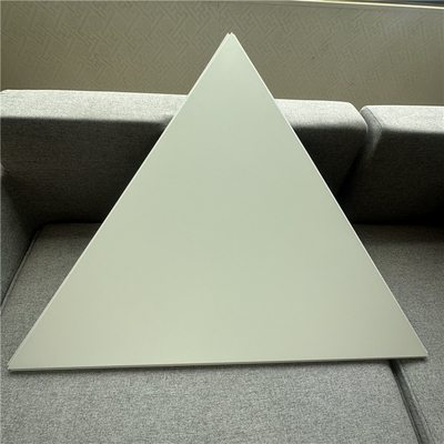 Perforowany akustyczny trójkątny aluminiowy panel sufitowy 1000x1000x1000MM