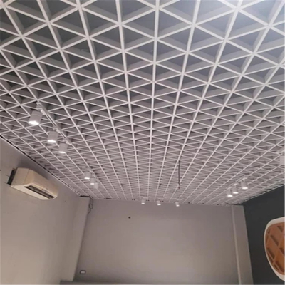 Lotnisko Aluminiowa metalowa siatka sufitowa 100 * 100 * 100 Trójkątny sufit z otwartymi komórkami
