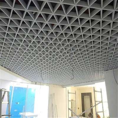 Lotnisko Aluminiowa metalowa siatka sufitowa 100 * 100 * 100 Trójkątny sufit z otwartymi komórkami