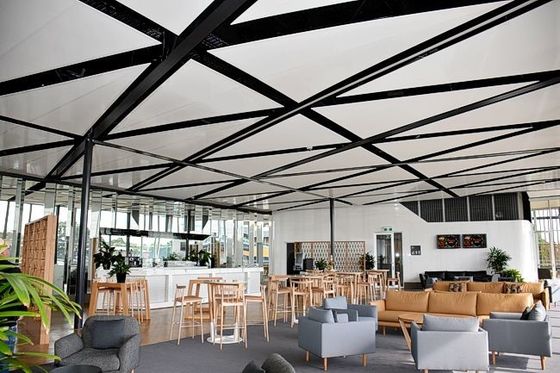 Gorąca sprzedaż 1200X1200X1200 Metalowe aluminium Strop Trójkątny Klip W Aluminiowy Panel Strop