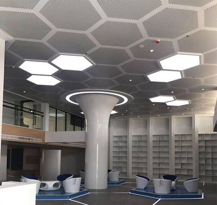 462x462x462x462x462x462 Perforowany aluminium metalowy sufit Sześciokątny sufit z białym kolorem
