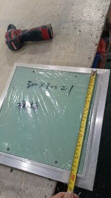 600x600 Metalowy panel rewizyjny ścienny z aluminiową ramą i zatrzaskiem dotykowym