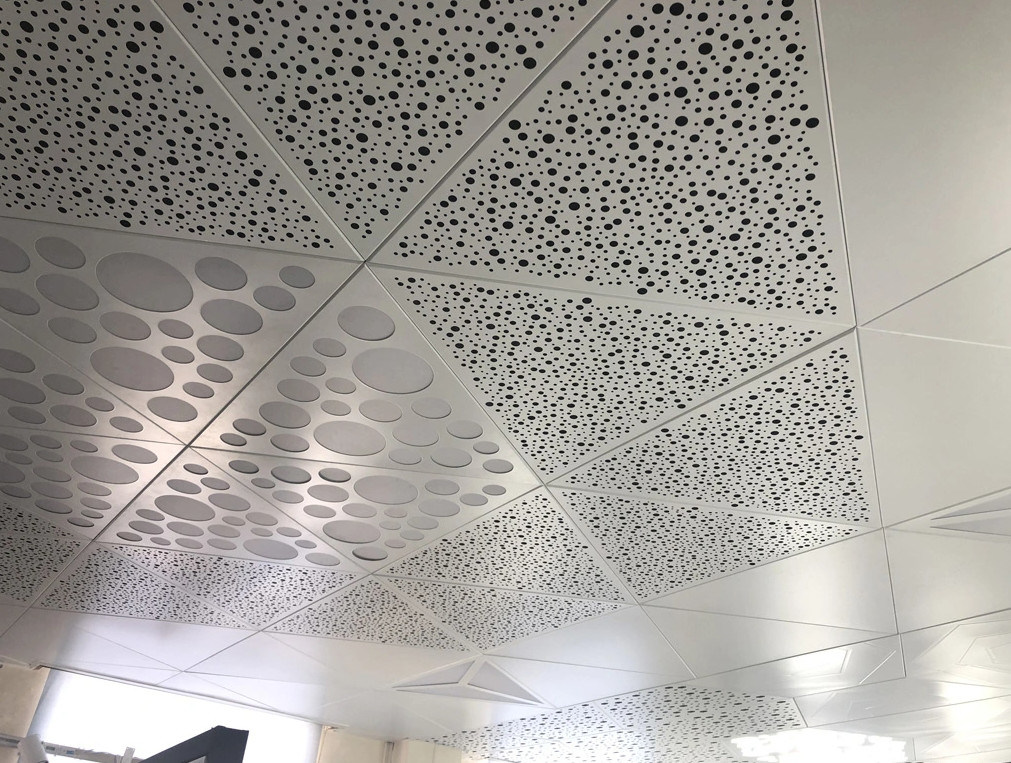 Perforowany aluminiowy metalowy trójkątny sufit ISO9001 dla projektu lotniskowego