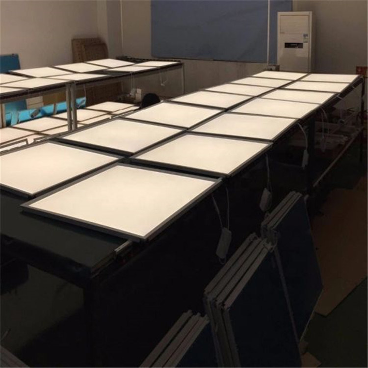 Oświetlenie sufitowe LED o wymiarach 600x600 mm