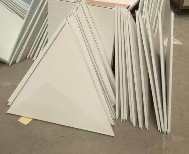 Aluminiowy trójkątny sufit zatrzaskowy do dekoracji ścian centrum kongresowego