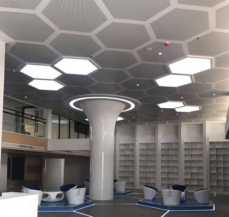 462x462x462x462x462x462 Perforowany aluminium metalowy sufit Sześciokątny sufit z białym kolorem