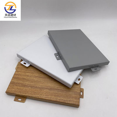 Dekoracyjny zawieszony klips w metalowych płytkach sufitowych wodoodporny akustyczny 600mm * 600mm